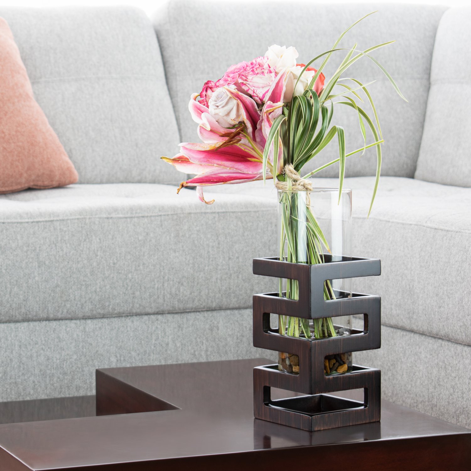 Florero de mesa sobre centro de mesa decorando sala